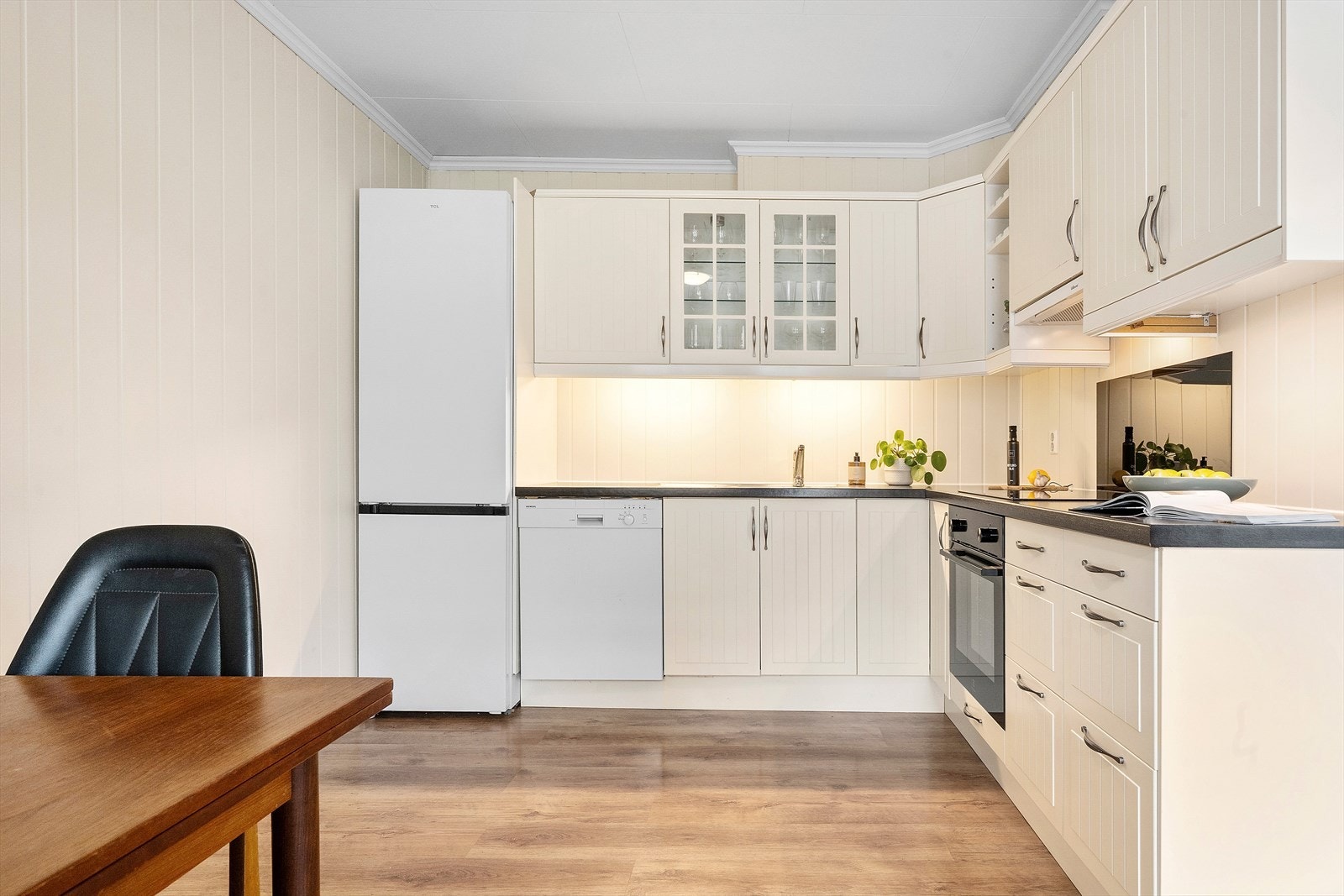 Kjøkkeninnreiing frå IKEA med integrert induksjonstopp og ny steikeomn. Galleribilde