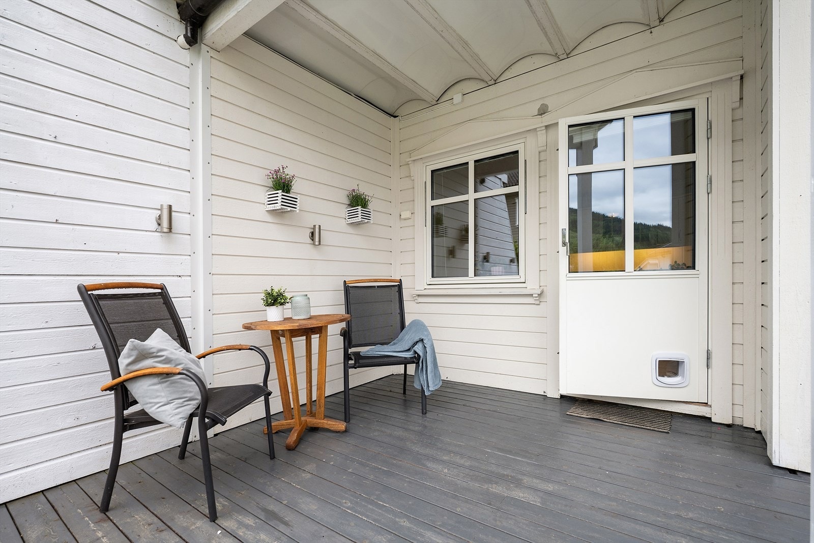 Katteluke i balkongdøra. Galleribilde