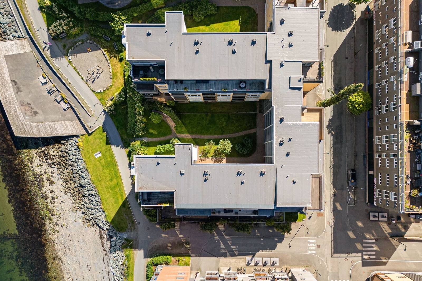Området er tilrettelagt for alle aldre og byr på en rekke fasiliteter som volleyballbane, badestrand, lekeplass og parkområder med benker. Galleribilde