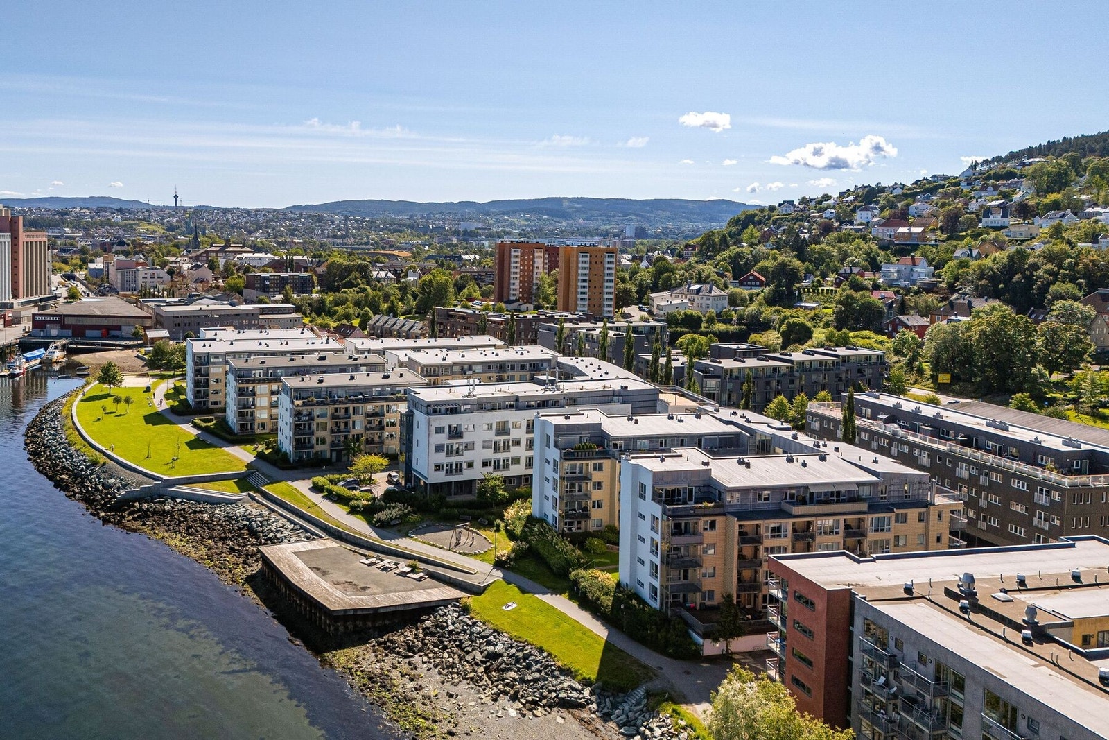 Det er kort sykkel- og gangavstand til flere av byens største arbeidsplasser og studiesteder, inkludert St. Olavs hospital, NTNU og BI. Galleribilde