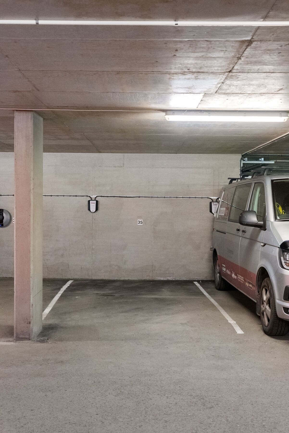 Det medfølger også parkeringsplass i oppvarmet kjeller med mulighet for å etablere el-billader. Galleribilde