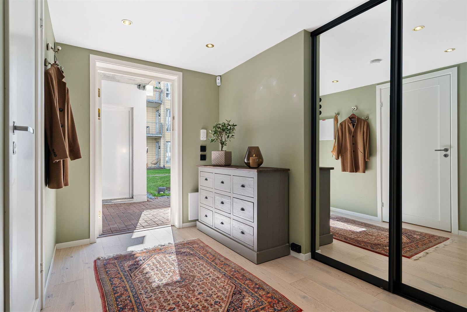 Innbydende entré på 7 m² med praktisk skyvedørsgarderobe. Galleribilde