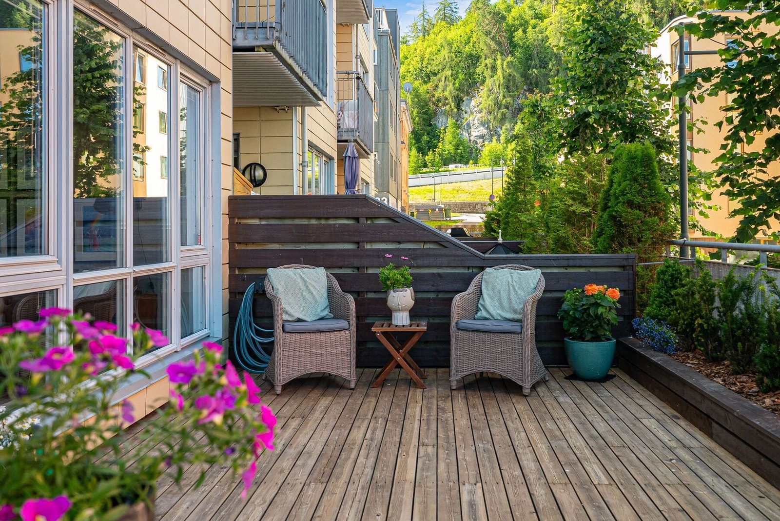 En av leilighetens kvaliteter er en privat terrasse på hele 27 m² som nyter godt av gode solforhold. Galleribilde