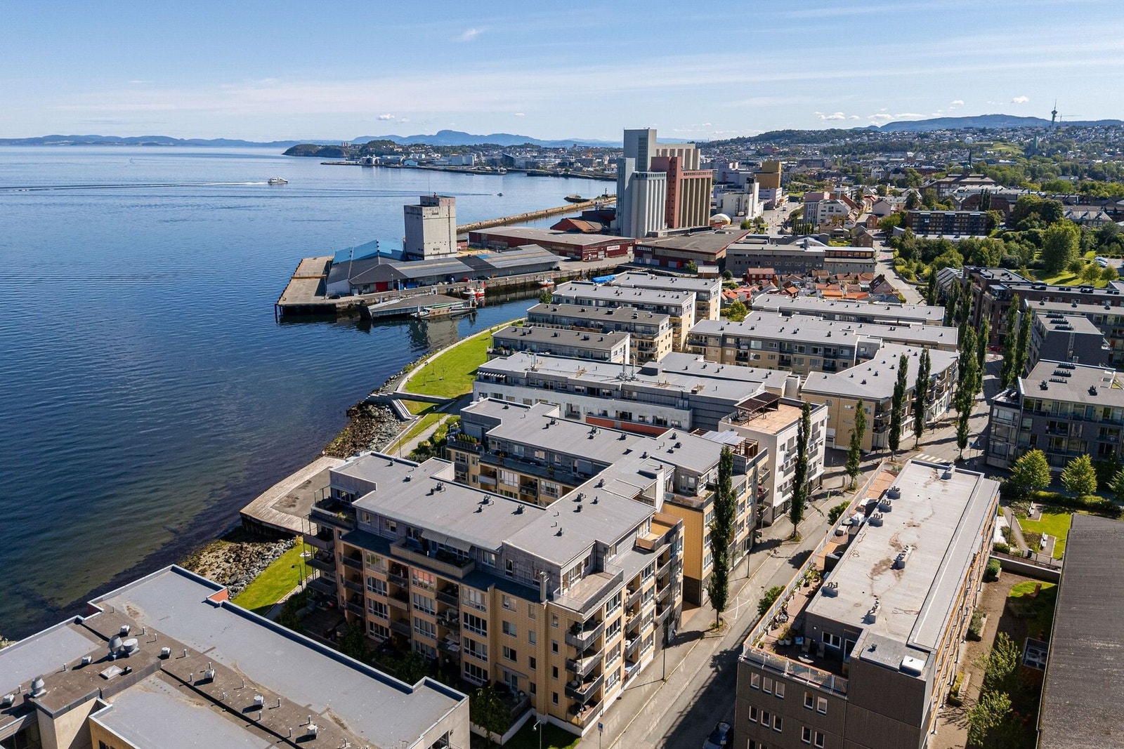 Nærområdet byr på flotte rekreasjonsmuligheter med gangavstand til både sjøen ved Skansen og grønne parkområder som Ilaparken. Galleribilde