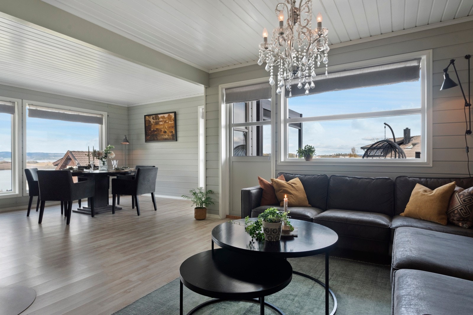 Romslig stue med god plass for flere sittegrupper. Galleribilde