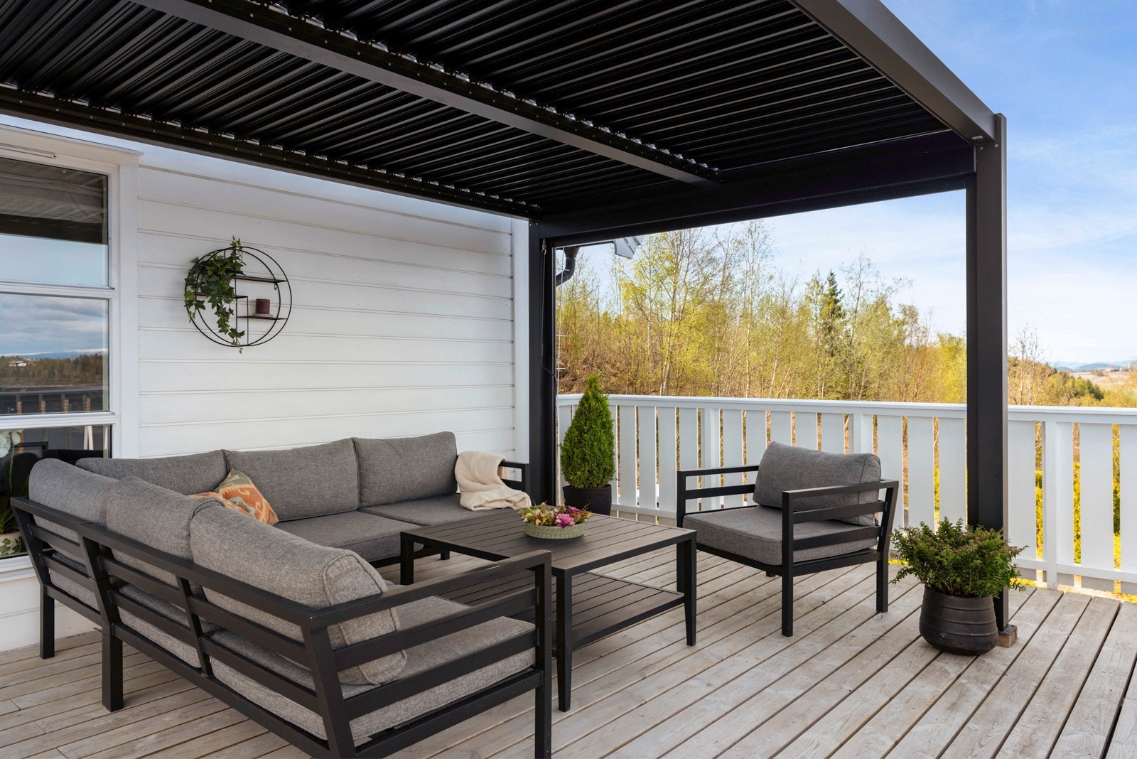 Pergola på veranda medfølger. Galleribilde