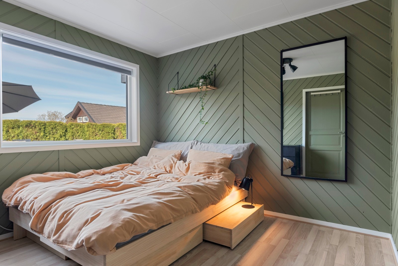Idag er det 2 soverom i boligen, i tillegg til rom på loft som også er benyttet som soverom. Galleribilde