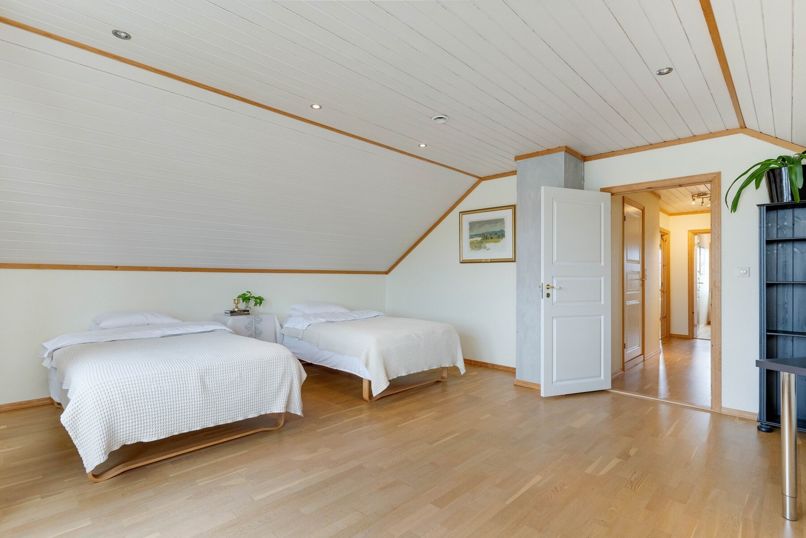 Loftsetasjen har i tillegg en romslig loftstue på ca. 24,5 m², som i dag er innredet som kombinert gjesterom/ kontor/ allrom. Galleribilde