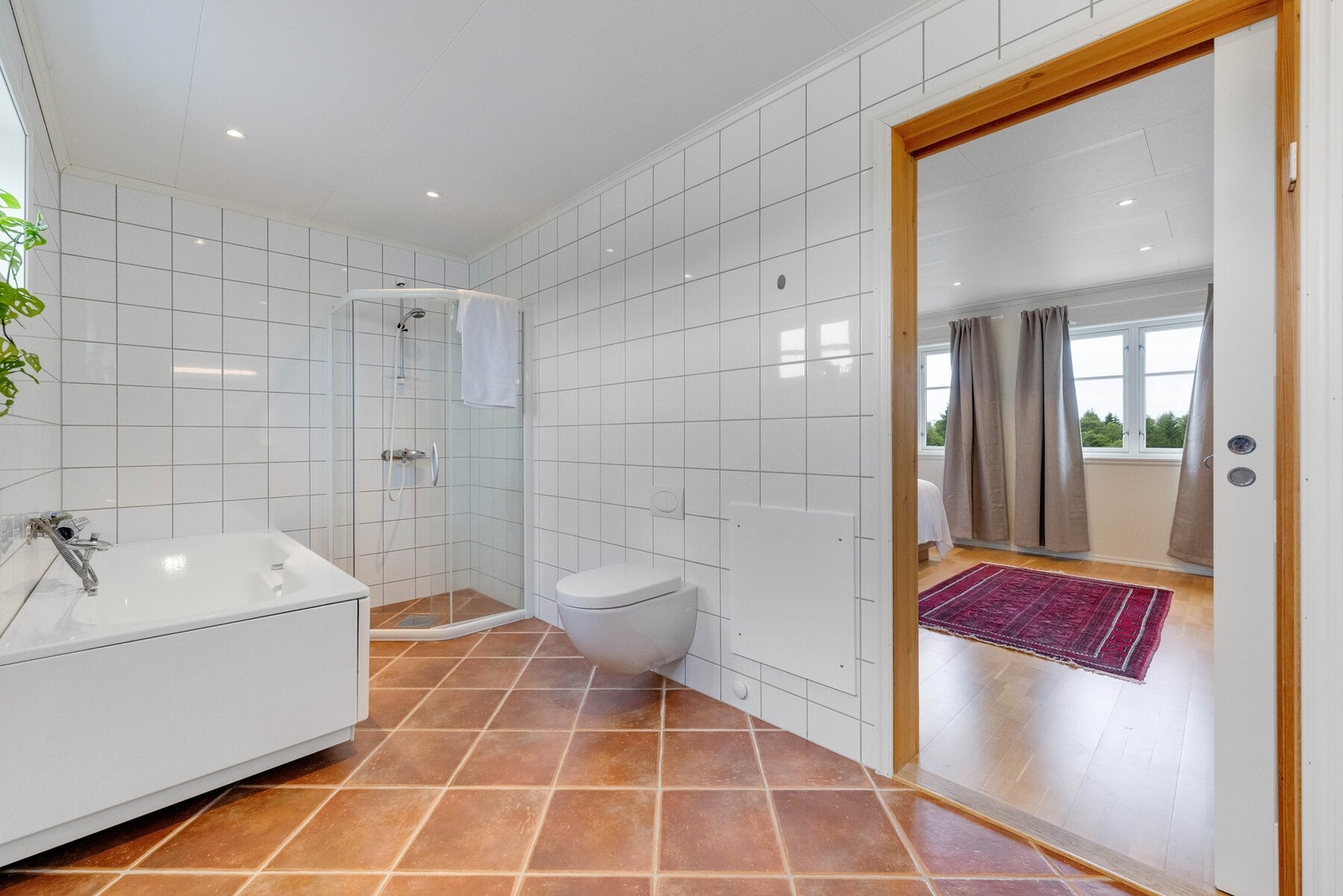 Badet er helfliset med vannbåren gulvvarme. Galleribilde
