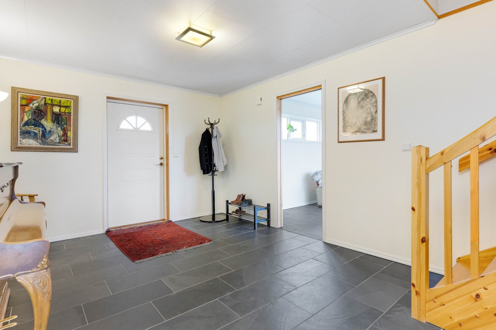 Boligen har inngang til en svært romslig hall med trapp på ca. 22,1 kvm. Galleribilde
