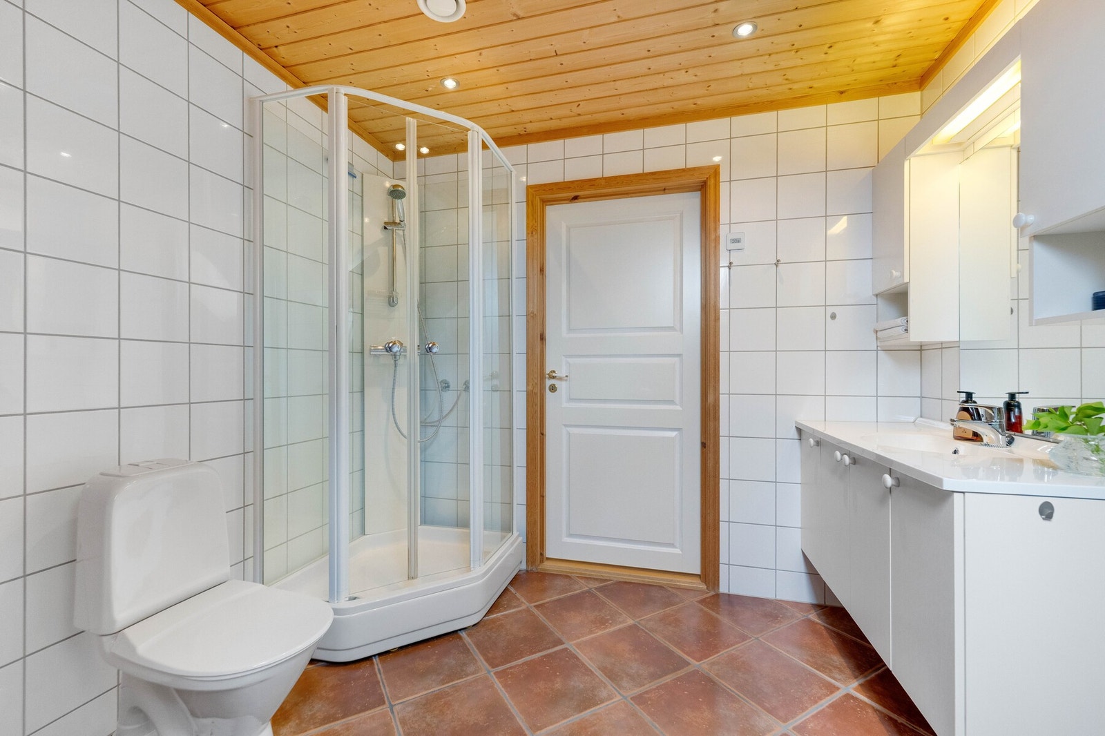 Badet i loftsetasjen måler ca. 6,7 kvm og er helfliset med vannbåren gulvvarme. Galleribilde