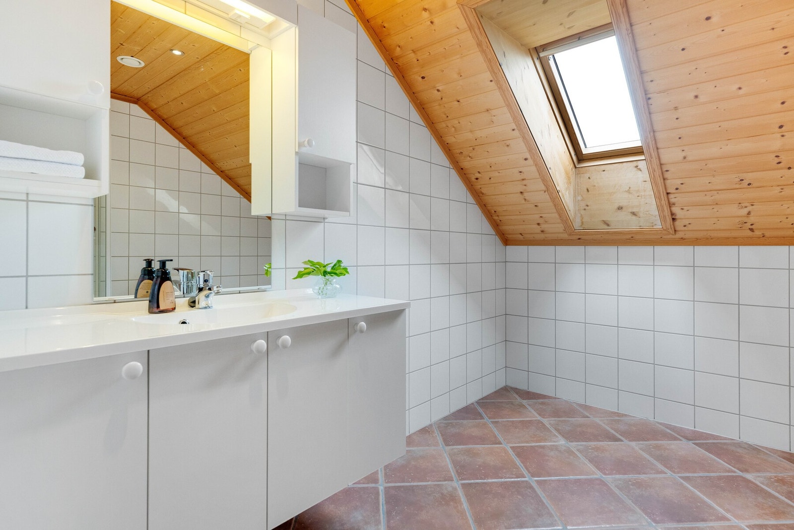 Badet er innredet med toalett, dusjkabinett og servant med innredning, speil og belysning. Det er mekanisk avtrekk og tilluft via spalte under døren. Galleribilde