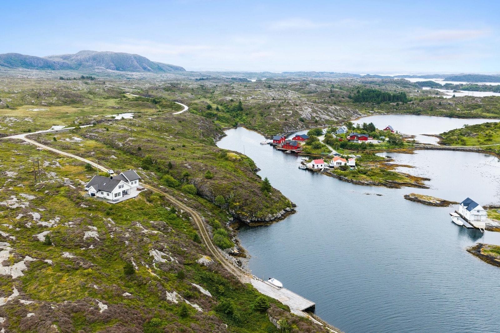Joker Byrknesøy ligger ca. 2 minutter unna og har post i butikk. Galleribilde