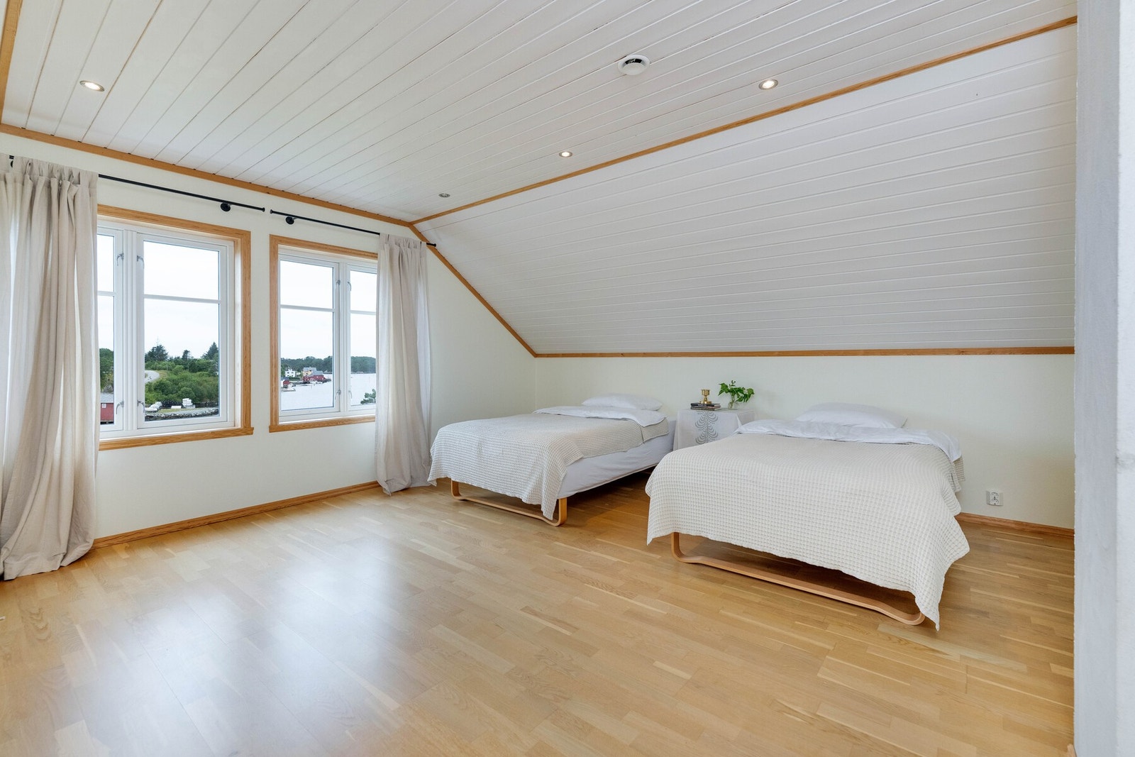 Her er det god plass til sofagruppe og TV-løsning, og rommet gir boligen en ekstra, separat oppholdssone. Galleribilde
