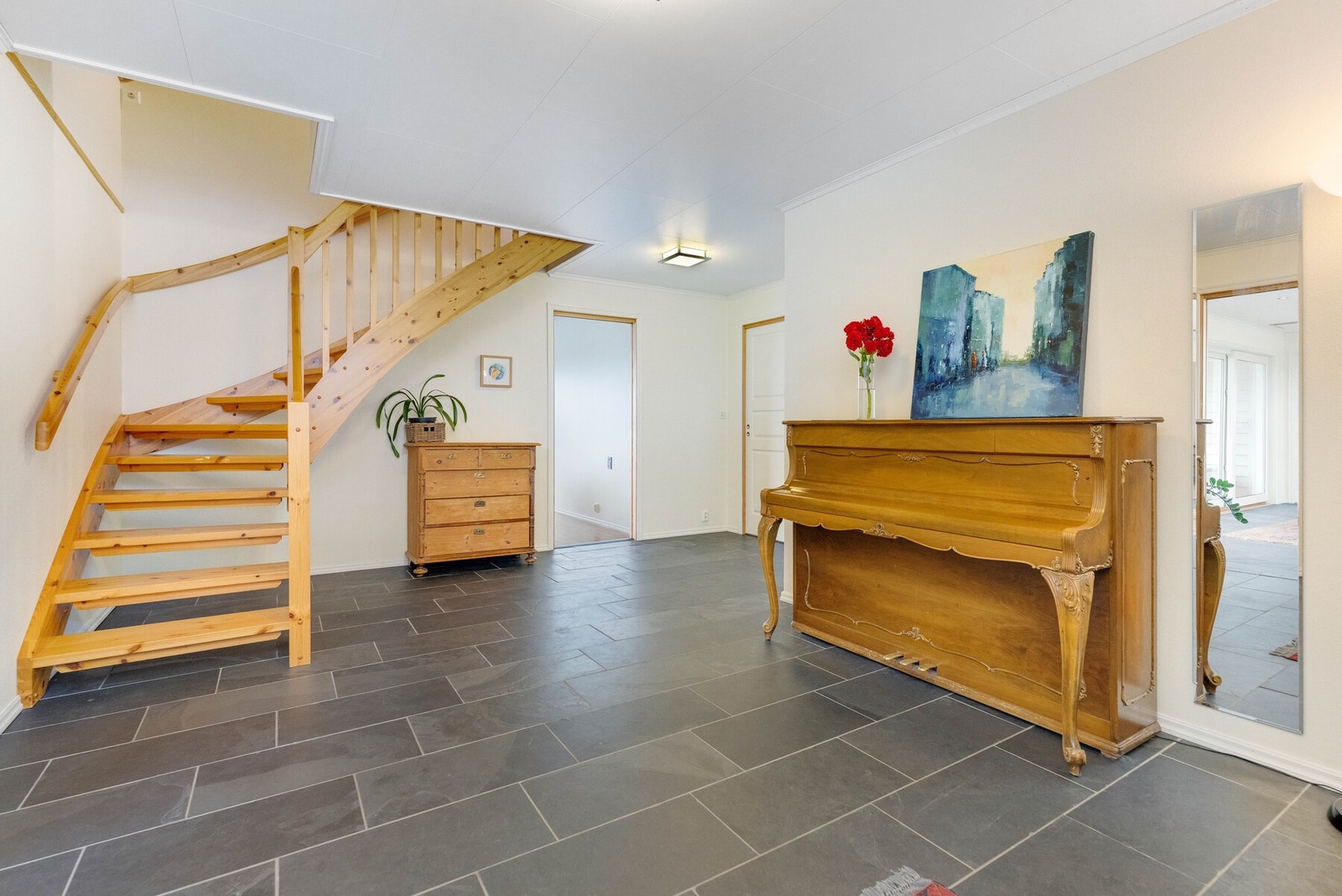 Hallen har flislagt gulv og gir god plass til oppbevaring av yttertøy og sko. Galleribilde