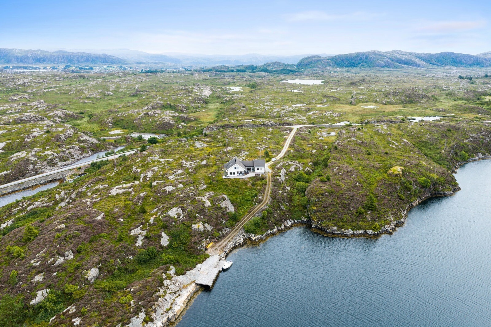 Ønsker du fred og ro? Her bor du usjenert, uten naboer tett på og med naturen og sjøen som nærmeste omgivelser. Galleribilde