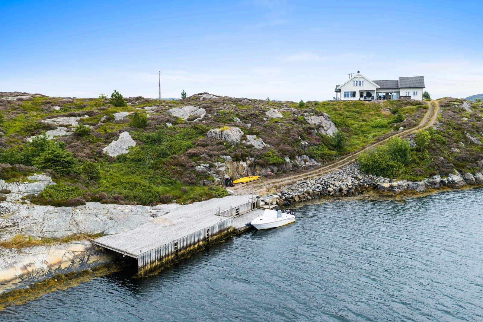 Med eiendommen følger en romslig kai som gir direkte tilgang til sjøen og gode muligheter for båtliv, fiske og hyggelige stunder ved sjøkanten. Galleribilde