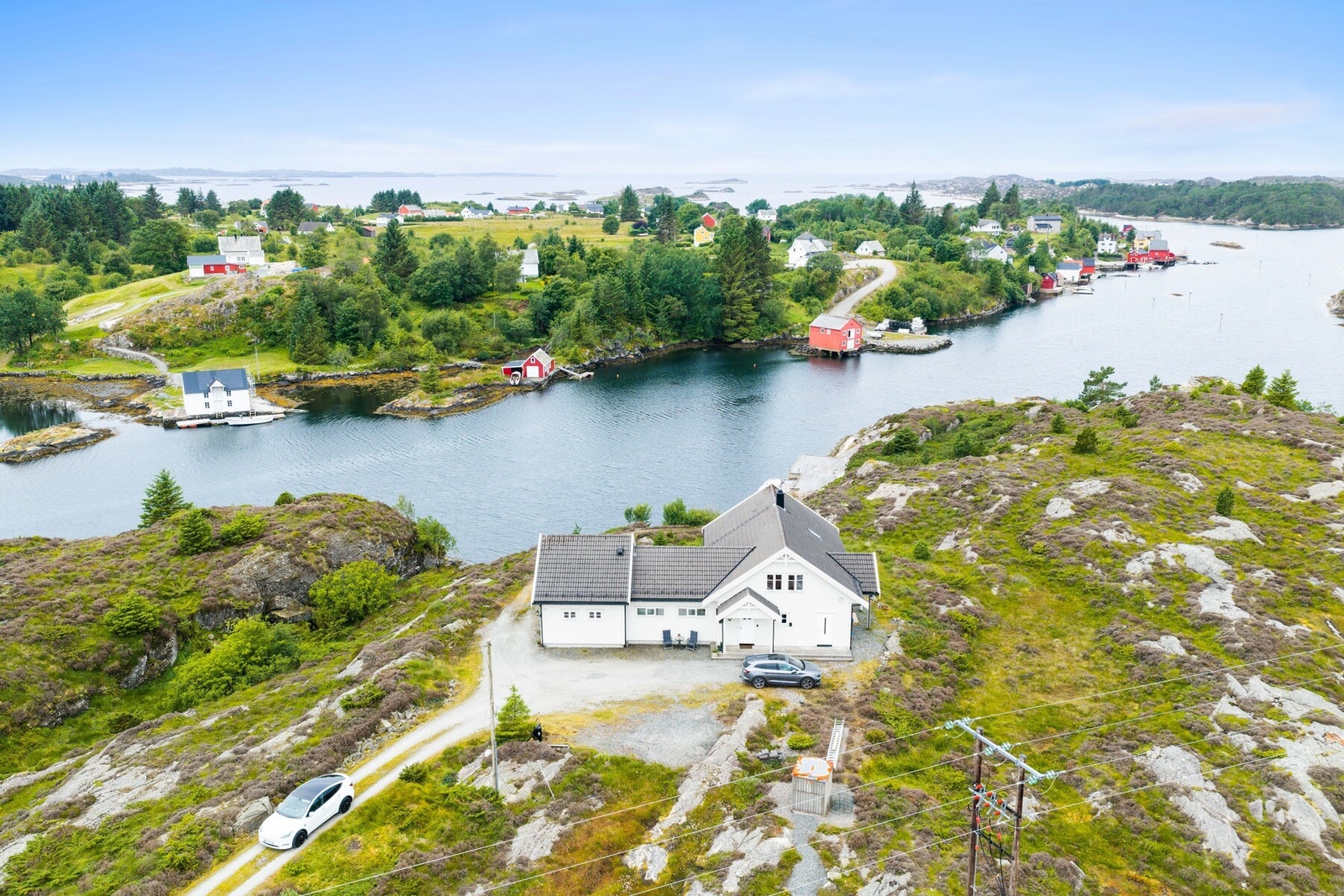 Det er gode parkeringsmuligheter på eiendommen, og det er montert elbillader. Galleribilde