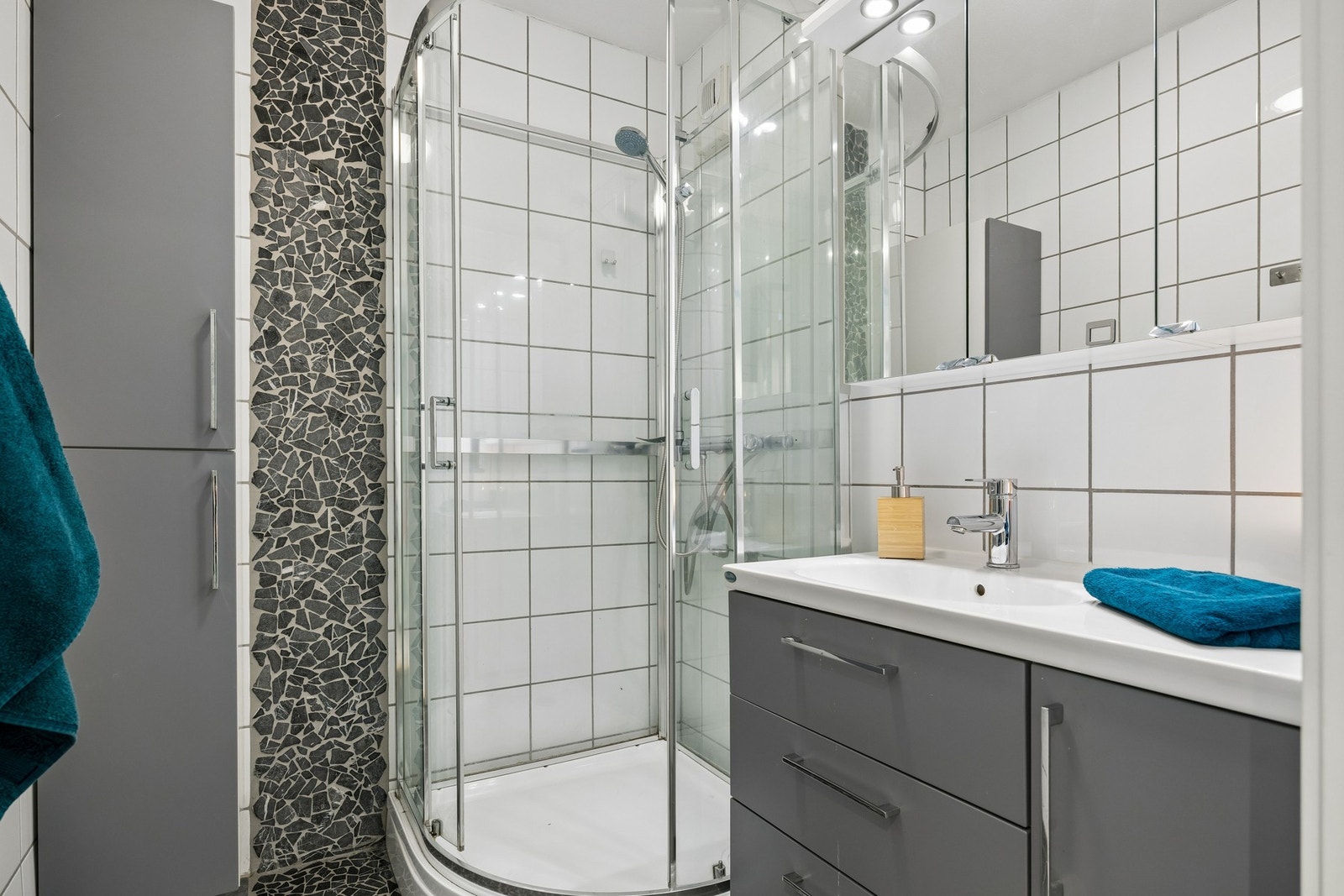 Badet er vurdert til å være oppgradert i 2012 og er utstyrt med dusjkabinett og gulvvarme. Galleribilde