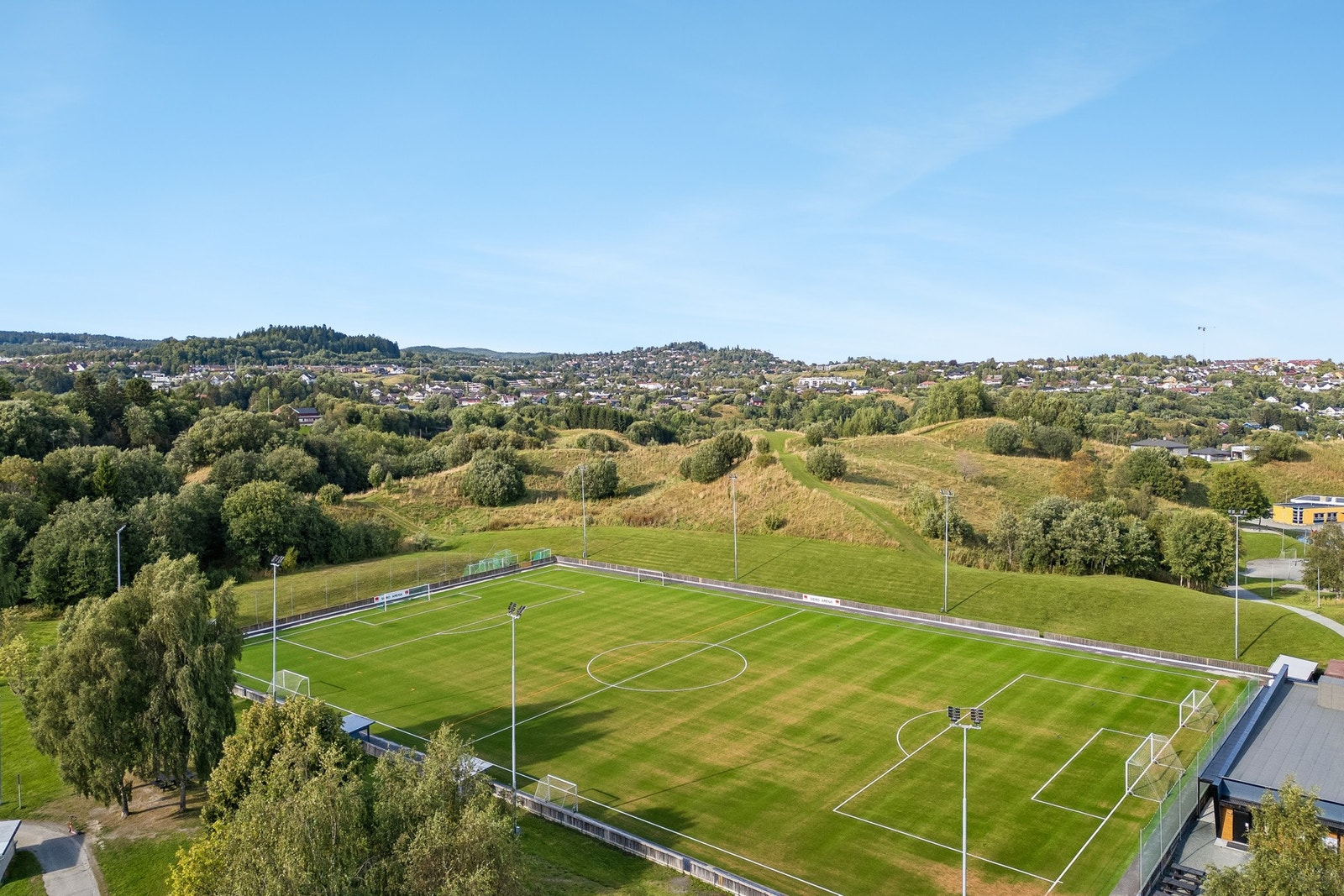 Romolslia har fått et nytt aktivitetsområde med lekeplass, treningsapparater og parkourelementer. Med Romolslia fotballbane kun ca. 500 meter unna ligger alt til rette for en aktiv og familievennlig hverdag. Galleribilde