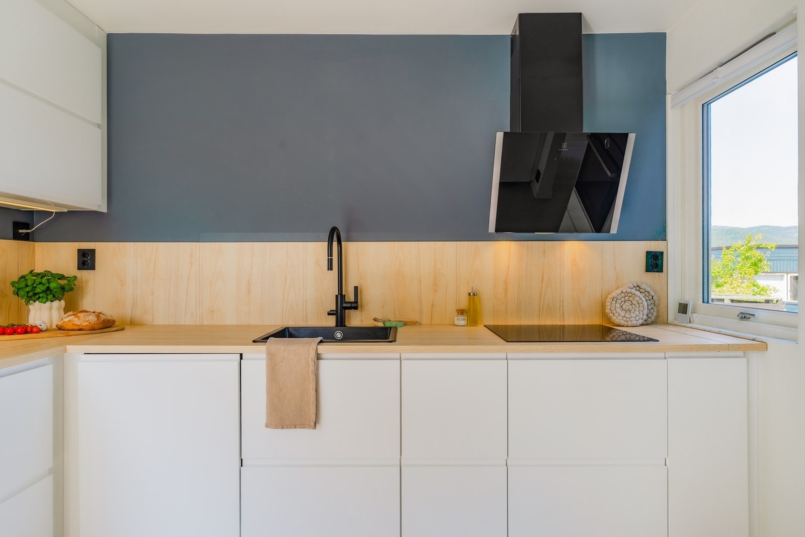Laminatbenkeplaten gir gode arbeidsflater, og kjøkkenet er godt utstyrt med kjøl/fryseskap, oppvaskmaskin, platetopp, stekeovn, mikrobølgeovn, vannstoppsystem og komfyrvakt. Galleribilde