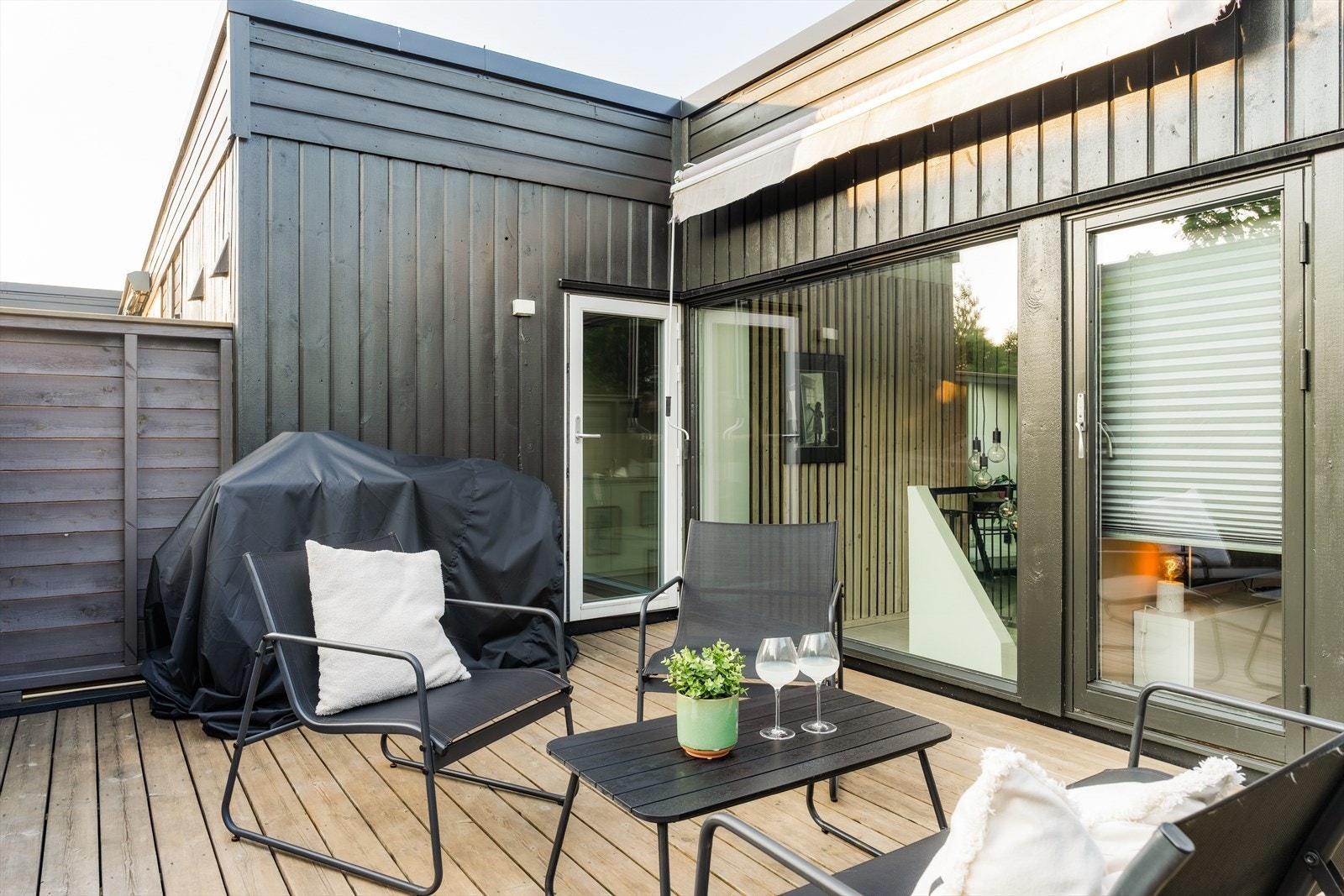 Her er det god plass til både spisegruppe, sofamøbler, grill og beplantning. Galleribilde