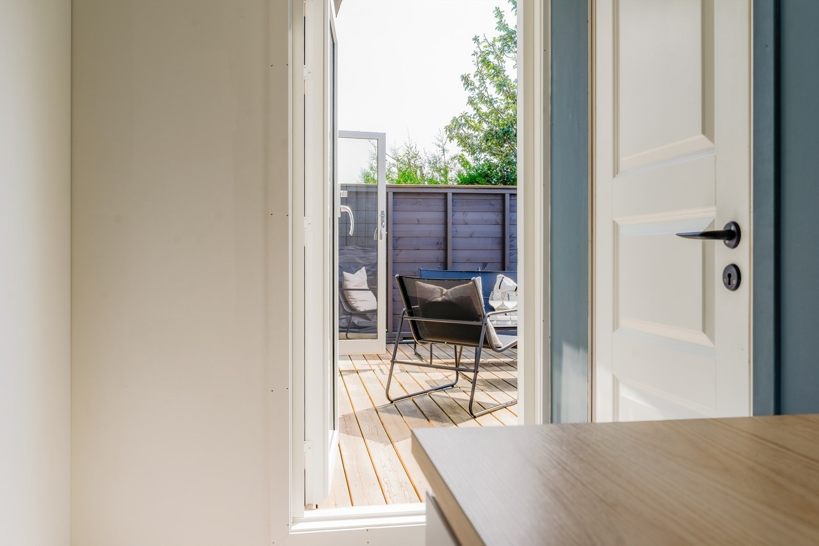 Fra kjøkkenet er det direkte utgang til en flott og skjermet terrasse og uteplass med gode solforhold. Galleribilde