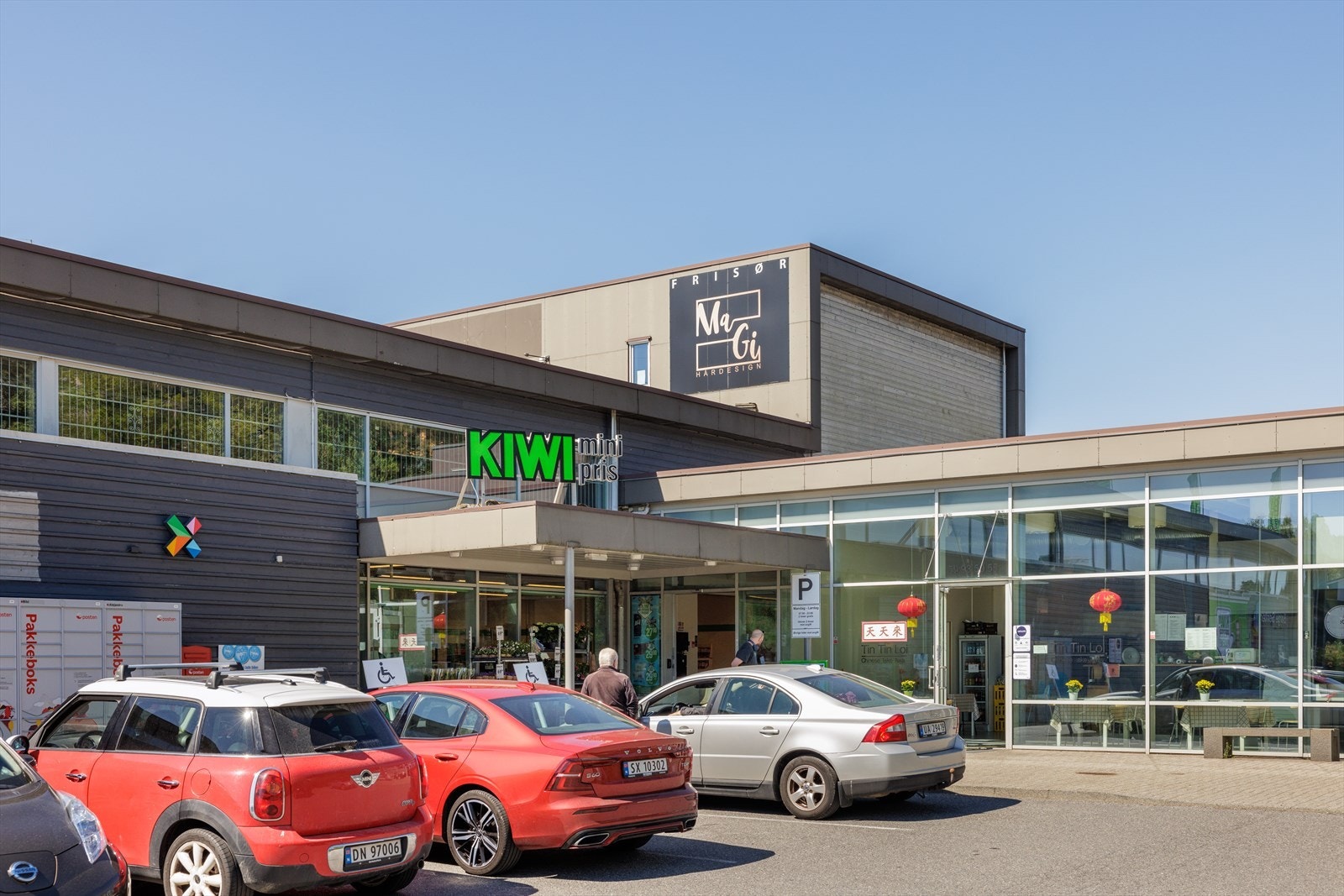 I nærheten ligger også Bjørge senter med Kiwi, Posten, frisør og treningssenter. Galleribilde