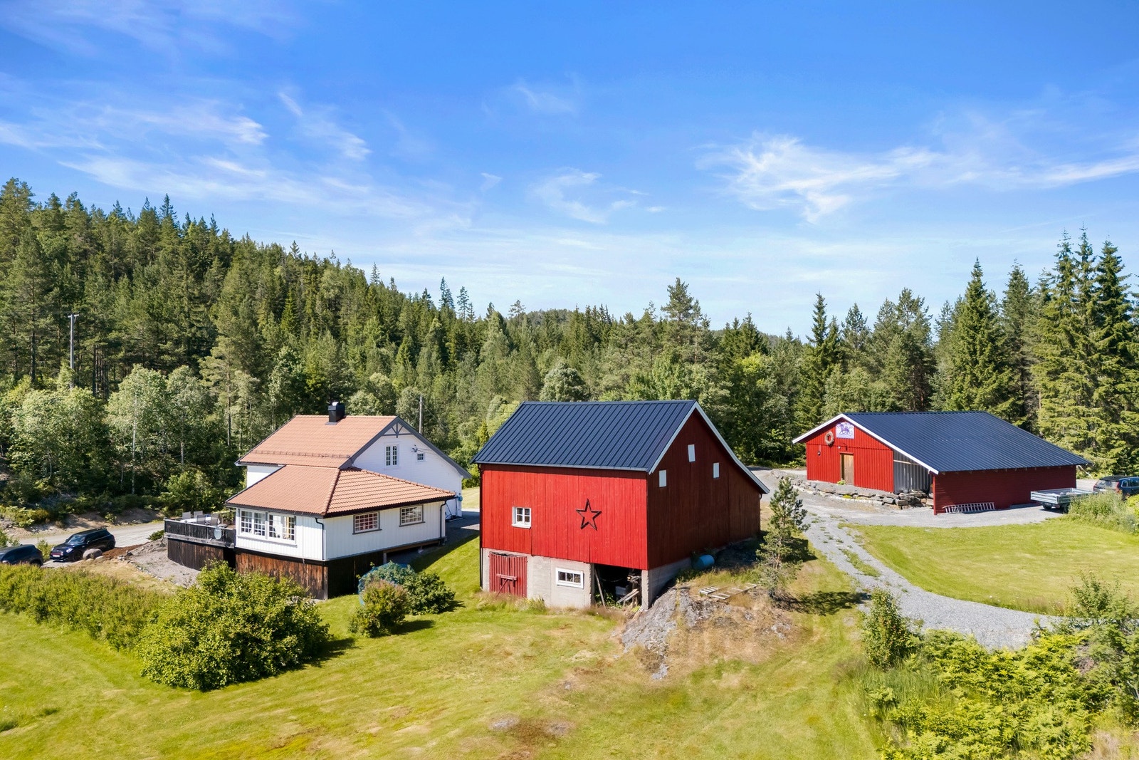 Eiendommen består av våningshus med vinterhage, to soverom og alkove, samt låve, stall og garasje. Galleribilde