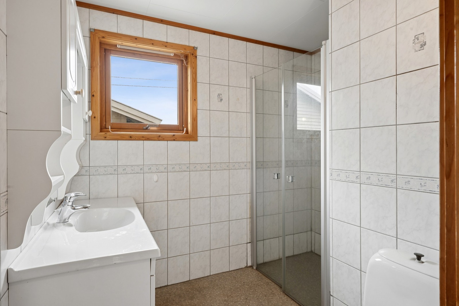 Rommet er en utvidelse av det opprinnelige badet og har tatt areal fra vindfang. Galleribilde