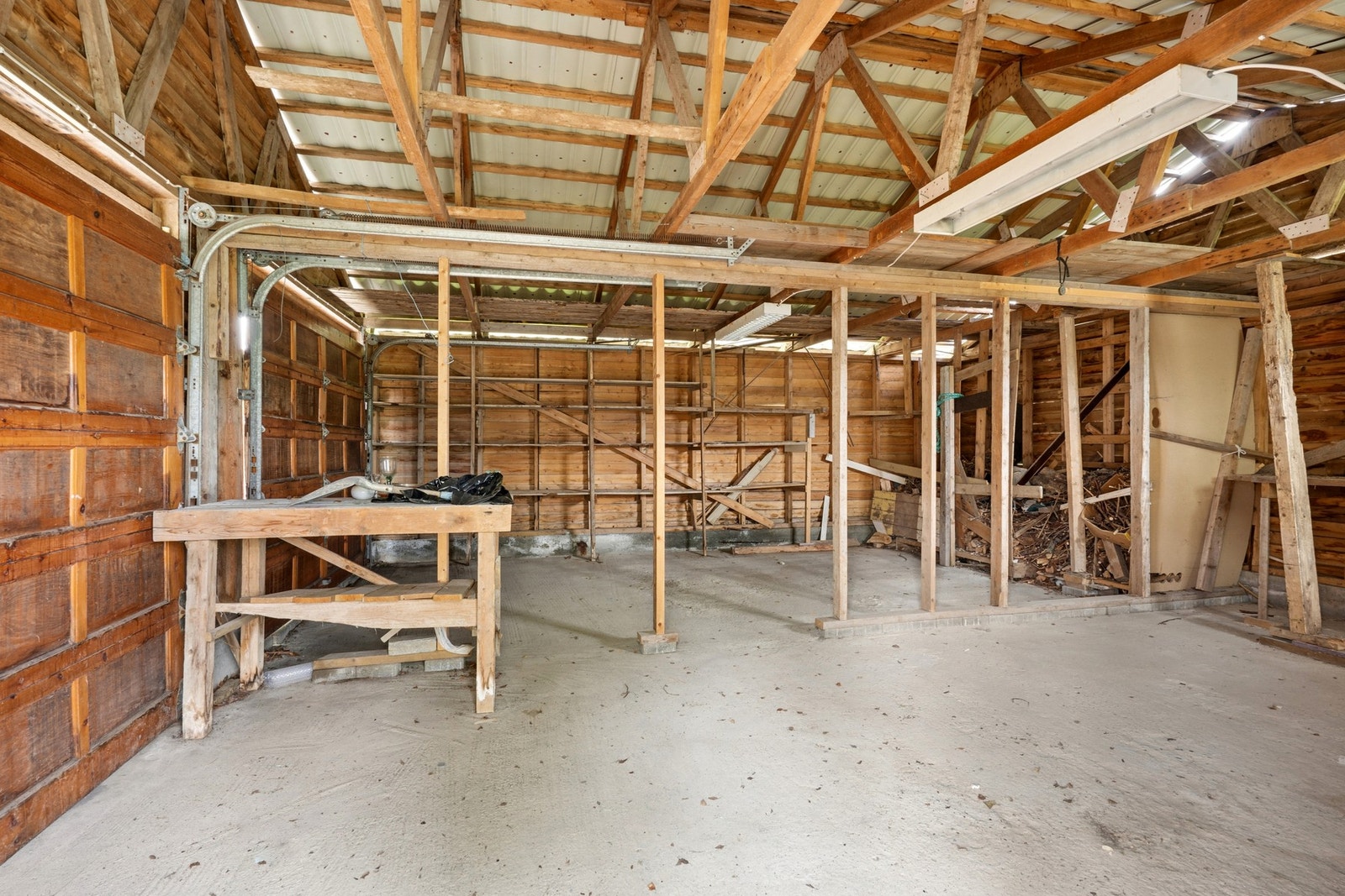 Innvendig i garasjen, som er på 46 m² og har støpt dekke. Galleribilde