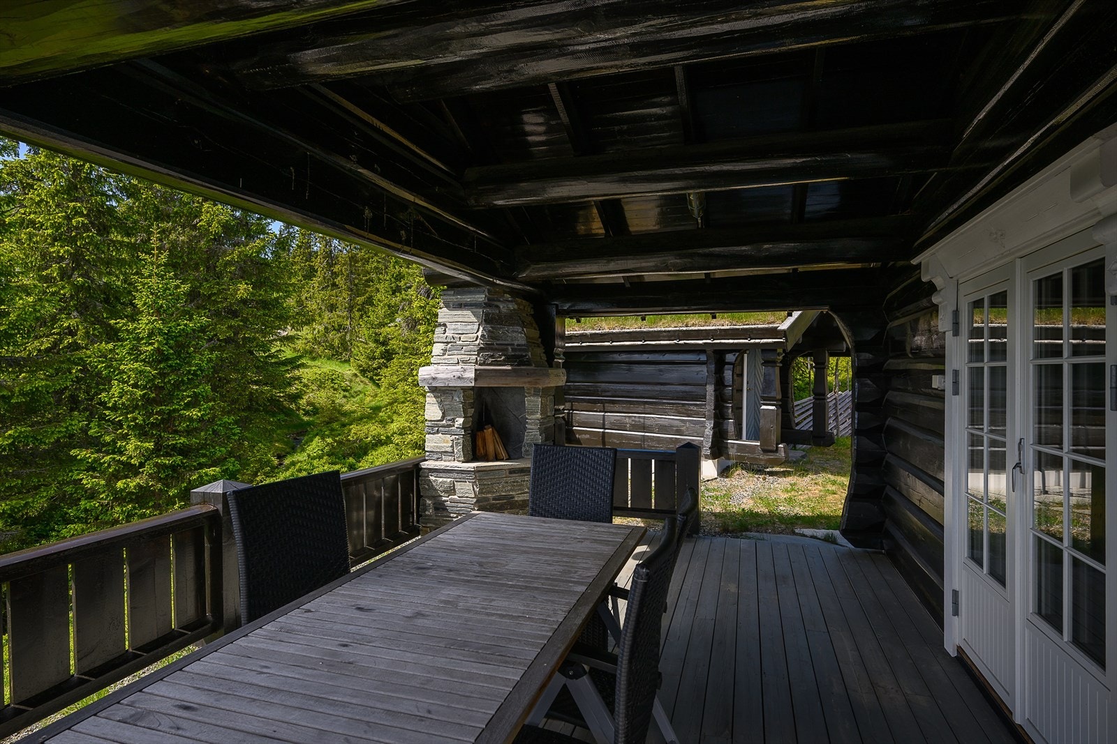 Her er det god plass til langbord under tak, med en tilhørende utepeis. Uteplassen har fine møbleringsmuligheter. Galleribilde