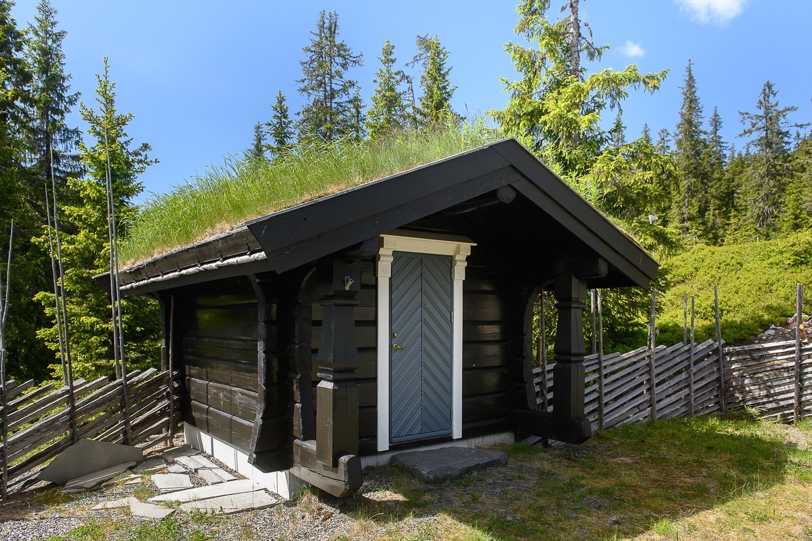 Separat utebod for lagring av ski og utstyr. Galleribilde