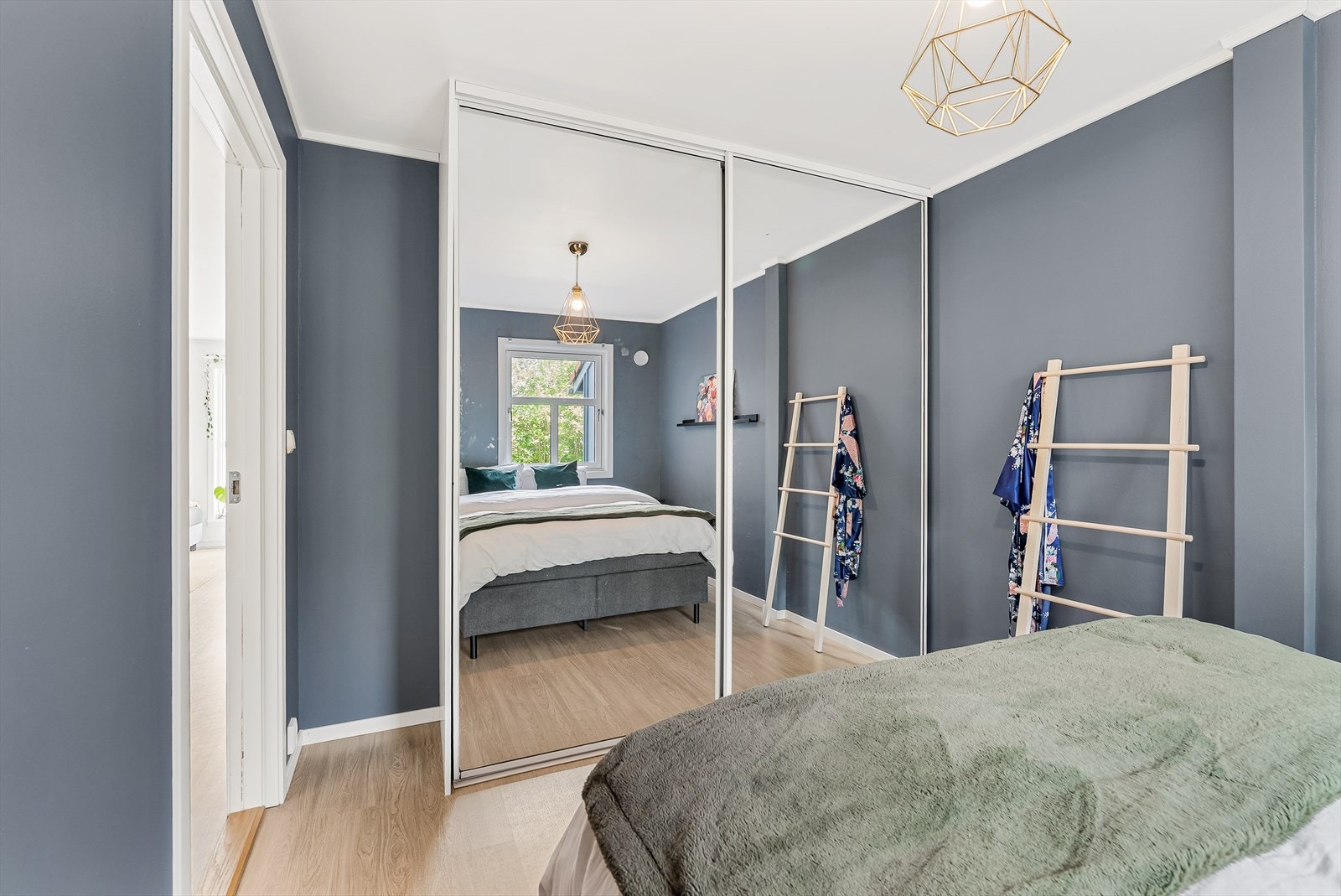 Rommet har også skyvedørsgarderobe med speildører. Galleribilde