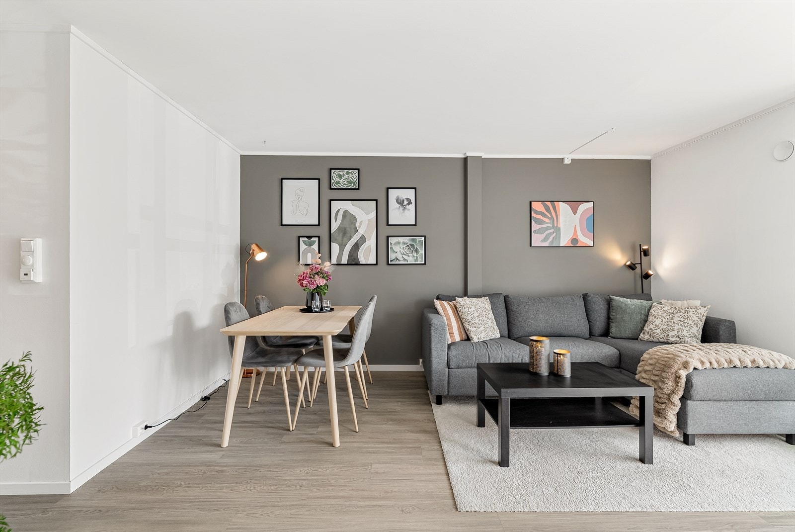 Stuerommet har god plass til både en større sittegruppe og spisestuemøblement. Galleribilde