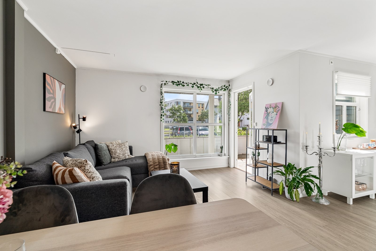 Leiligheten ligger skjermet til i 1. etasje, og mottar rikelig med dagslys fra flere store vindusflater. Galleribilde
