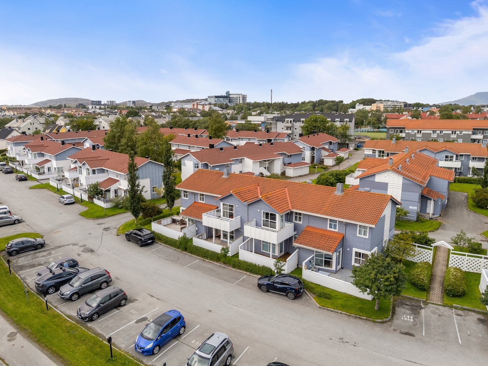 Leilighetens parkeringsplass ligger like foran balkongen. Galleribilde