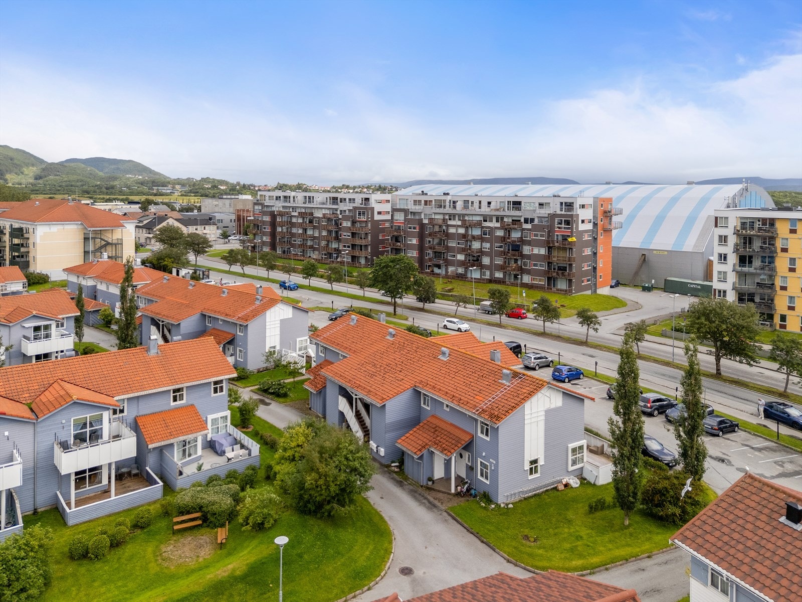 Som beboer har man tilgang til et velholdt parkanlegg, felleslokale og gjesteleiligheter gjennom Stadionparken Fellesanlegg. Galleribilde