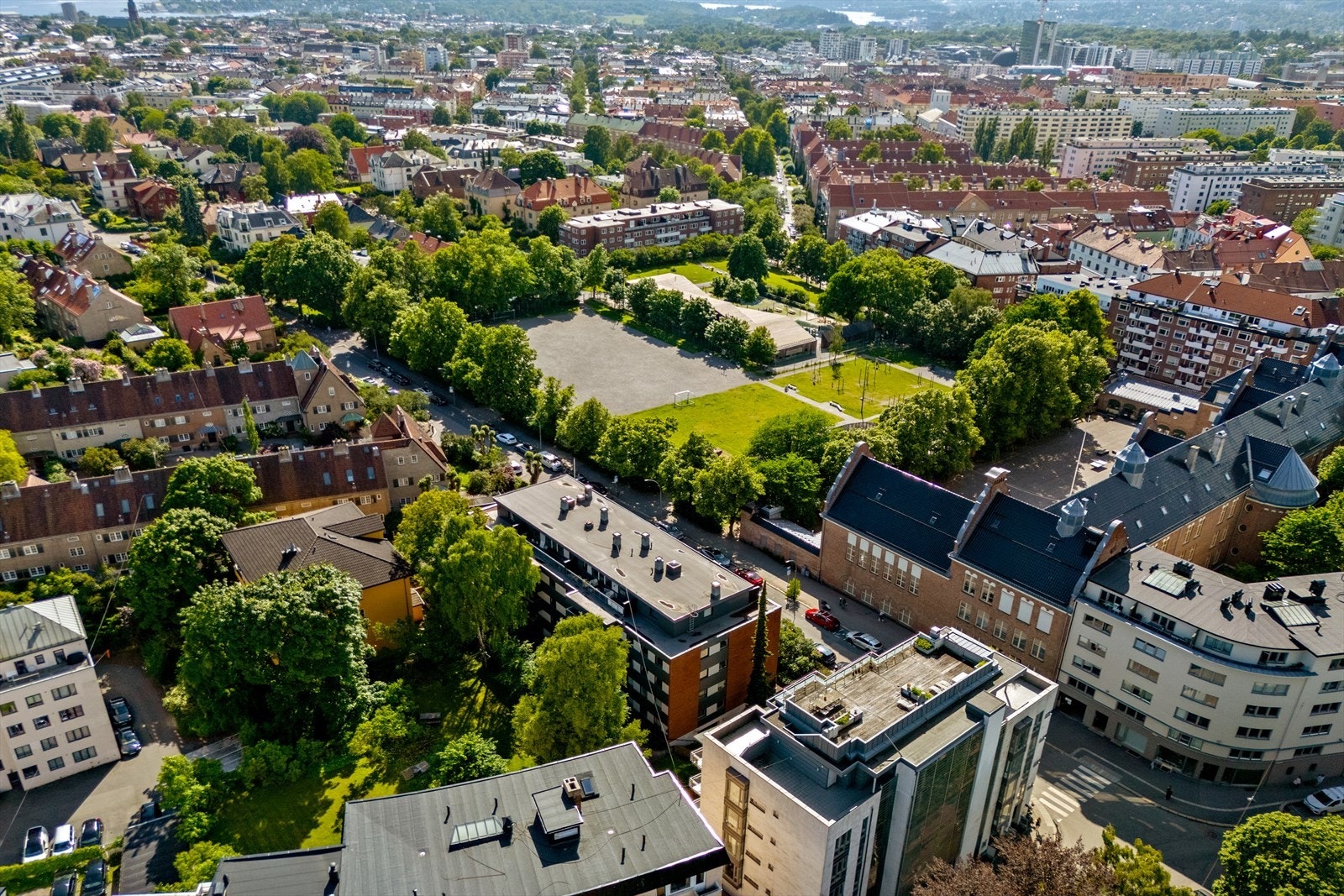 Velkommen til et veletablert boligstrøk med en skjermet beliggenhet samtidig nærhet til byens servicetilbud! Galleribilde