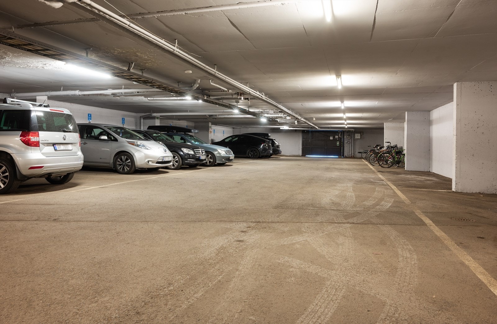 Garasjen er organisert som et garasjesameie slik at kjøper av en garasjeplass blir eier av 1/20 del av garasjeseksjonen. Det er 20 garasjeplasser. Det vil tilkomme en månedlig felleskostnad på kr. 450,- pr mnd for drift av garasjeanlegget. Galleribilde