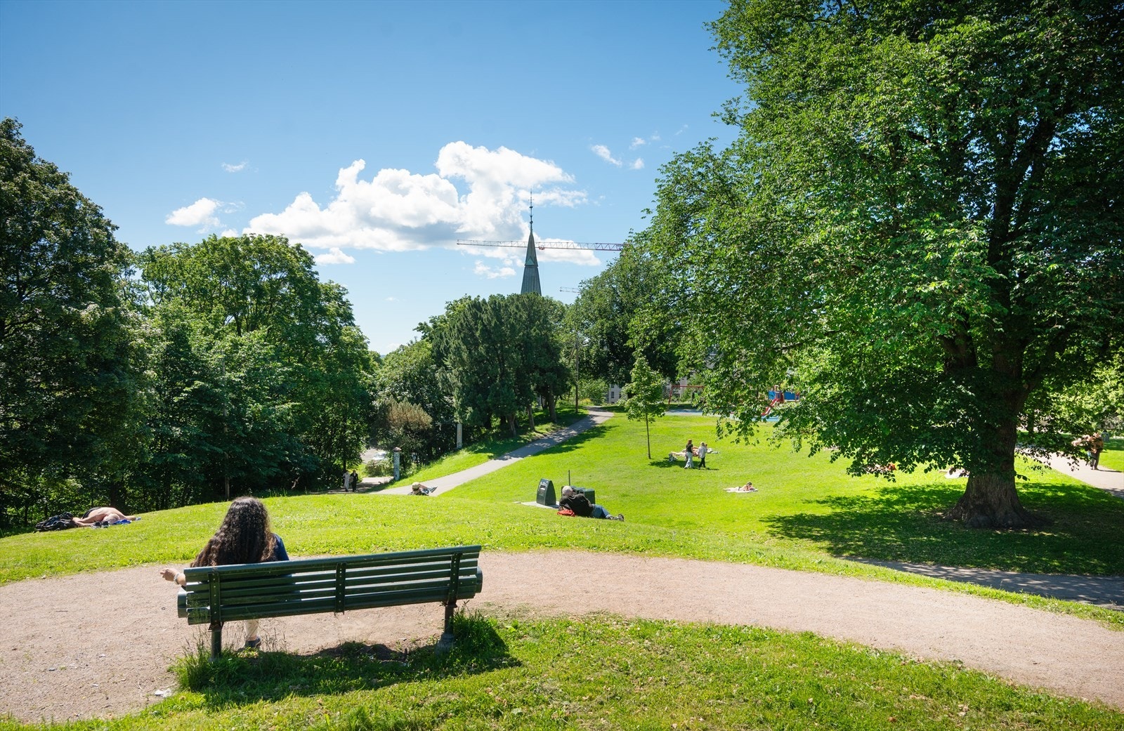 I gangavstand fra boligen finner man også Stensparken. En populær og frodig park med benker, plen, lekestativ, Café Stensparken og Fagerborg Kirke i enden av parken. Galleribilde