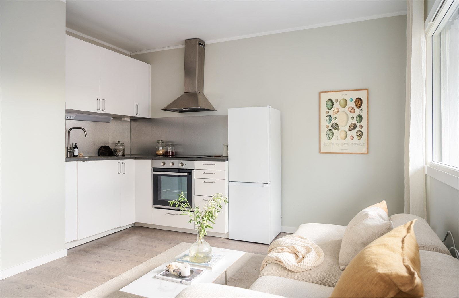 Den åpen og sosial planløsning mellom stuen og kjøkkenet bidrar til en luftig romfølelse. Flott IKEA-kjøkken fra 2024 med integrert stekeovn og platetopp med induksjon, samt plass til frittstående kjøl/fryseskap. Galleribilde
