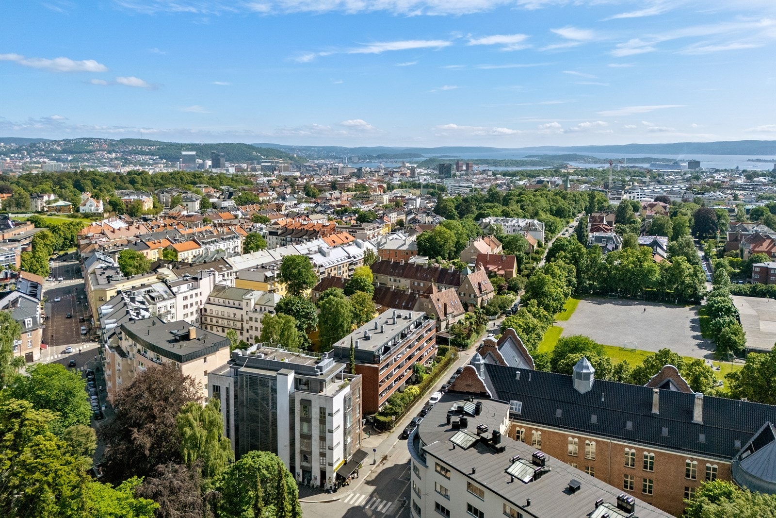 Det er gangavstand til Stensparken, St. Hanshaugen, Bislett stadion, Majorstuen og Bogstadveiens handelstilbud. Galleribilde