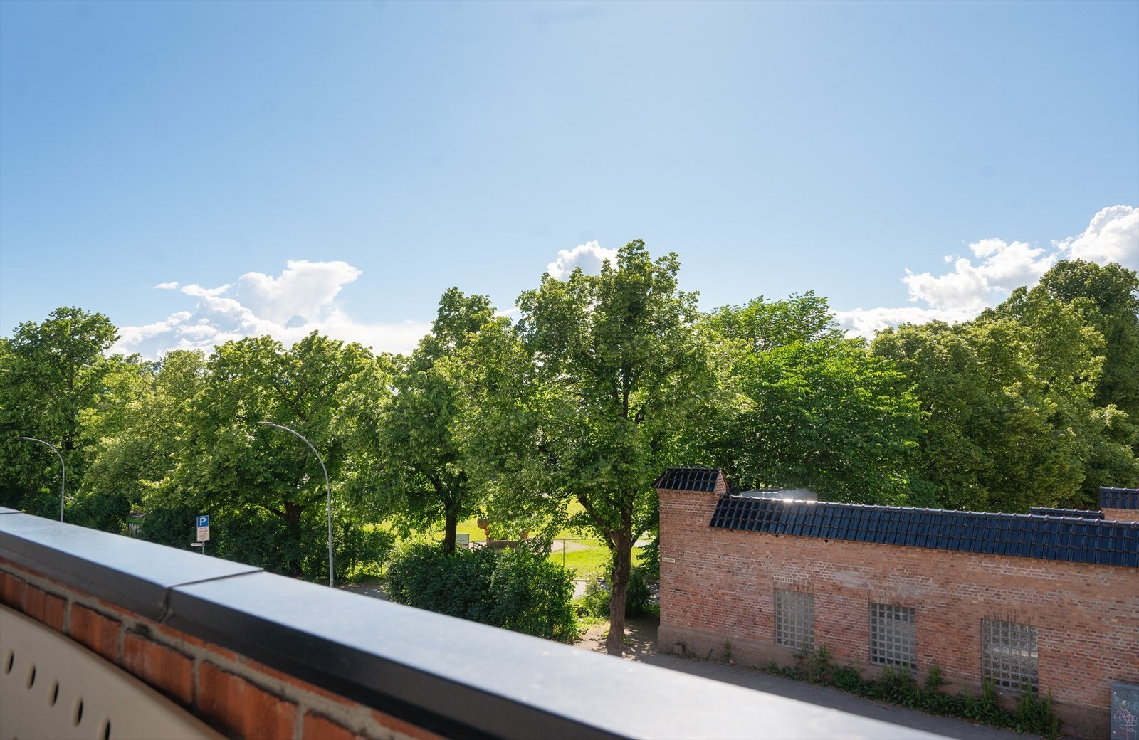 Balkongen ligger fint til uten gjenboere. Den byr på et åpent og flott utsyn mot Sophus Bugges plass, og Fagerborg skole ligger på andre siden av veien. Galleribilde