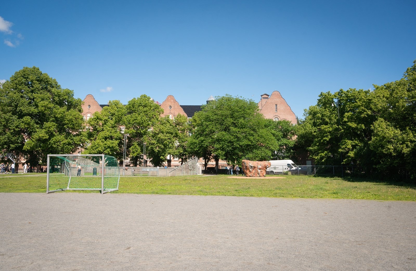 Sophus Buggesplass er rett ovenfor gaten fra leiligheten. Her er det ballbinge, basketbane, park, fotballbane, bordtennis og en tuftepark. I bakgrunnen ser vi takene på Fagerborg skole. Galleribilde