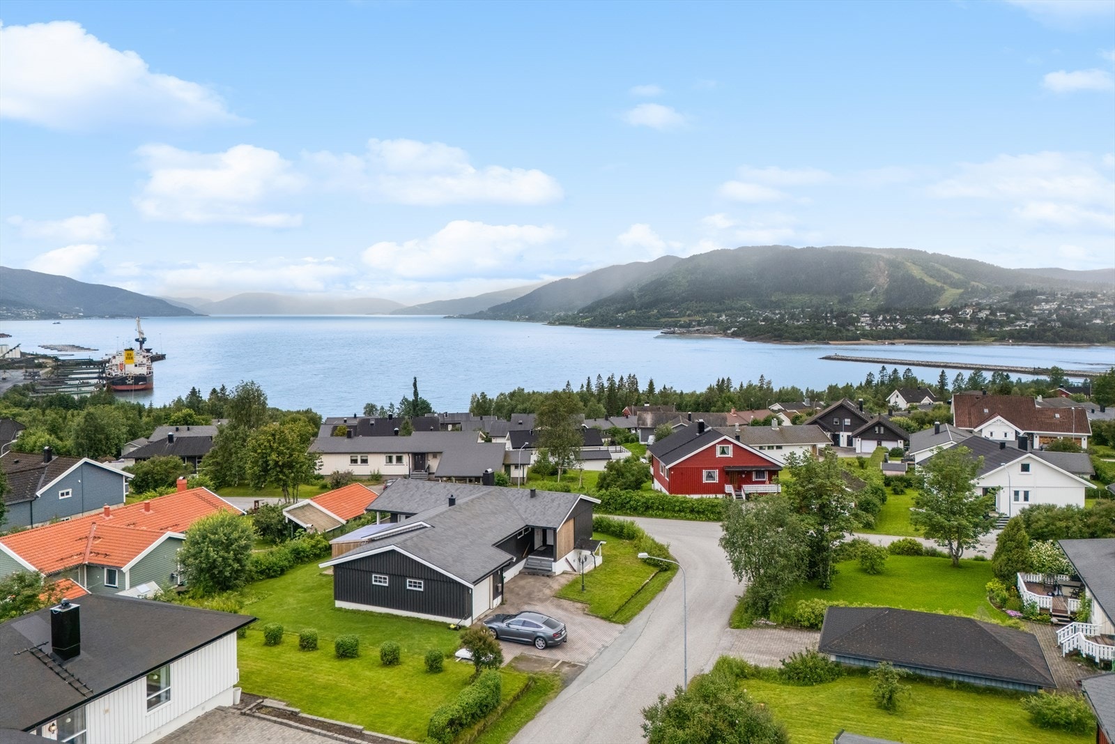 Velkommen til Seljeveien 2! Innholdsrik enebolig med en svært fin beliggenhet i nærheten av fjord og fjell. Galleribilde