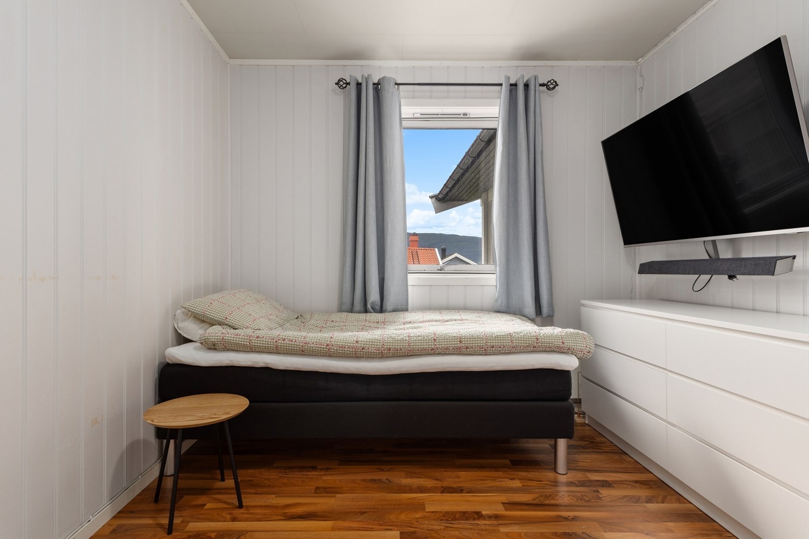Lyst soverom med plass til seng og kommode. Galleribilde