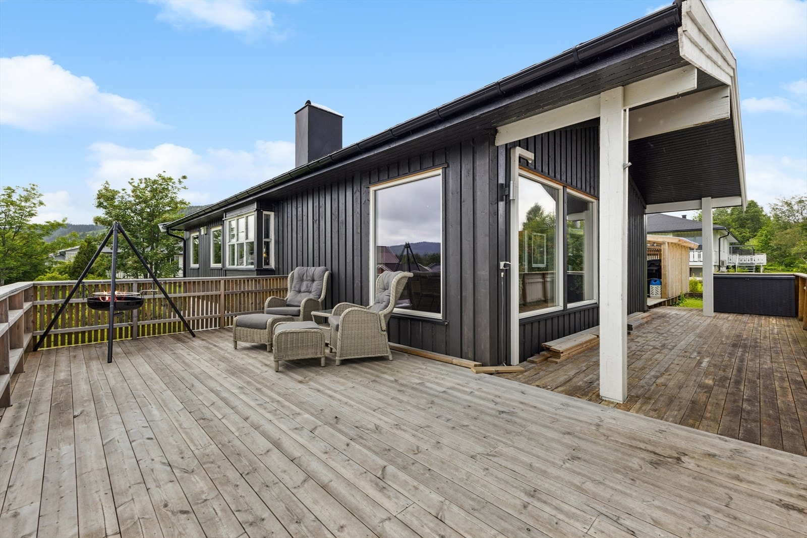 Store terrasse på til sammen ca. 70 m² som strekker seg mot sør og vest Galleribilde