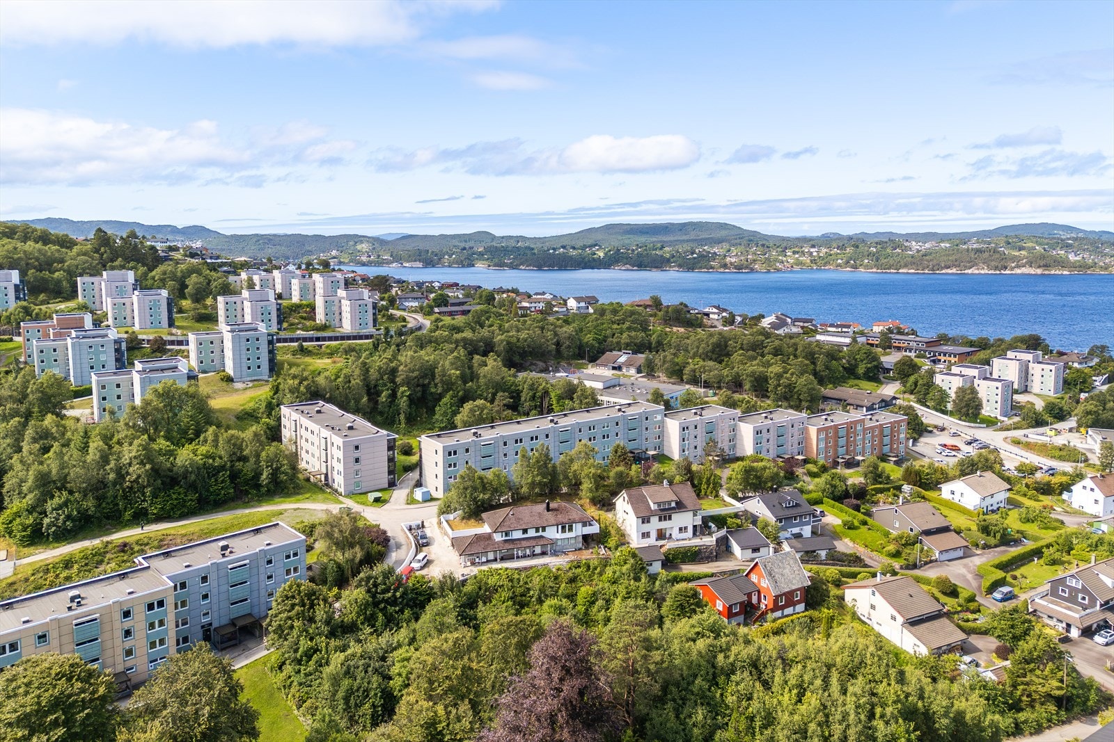 Gode parkeringsmuligheter i laget med flere gjesteparkeringer samt mulighet for fast plass både ute og i garasje. Galleribilde