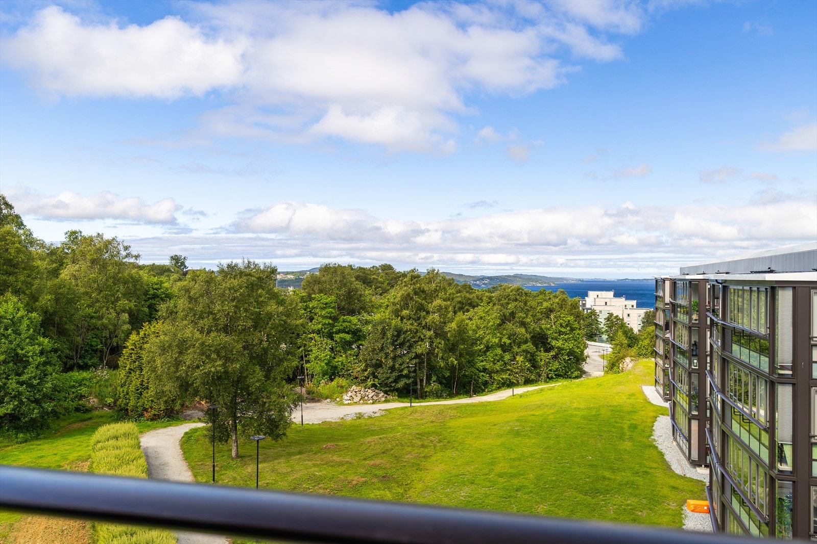 Borettslaget ligger flott til i Marikollen, med gode solforhold og fantastisk sjøutsikt mot "fjordkrysset" Herdlefjorden, Salhusfjorden og Byfjorden. Galleribilde